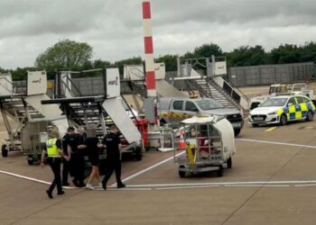 Поліція виводить порушника. Фото з мережі