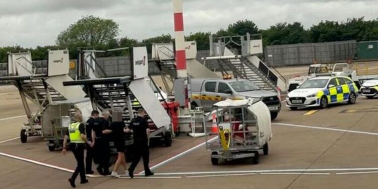 Поліція виводить порушника. Фото з мережі