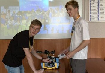 Юліан Головчук і Дмитро Назарук показують робота, з яким перемогли в олімпіаді. Суспільне Луцьк