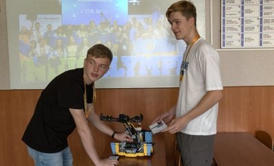 Юліан Головчук і Дмитро Назарук показують робота, з яким перемогли в олімпіаді. Суспільне Луцьк