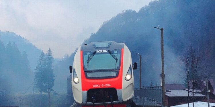 Укрзалізниця пришвидшує сполучення до морського узбережжя