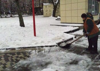 Комунальники прибирають сніг