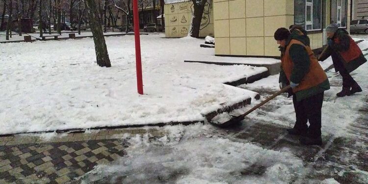 Комунальники прибирають сніг