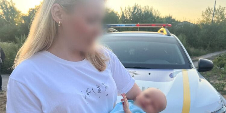 Мати з немовлям. Фото Наццполіції