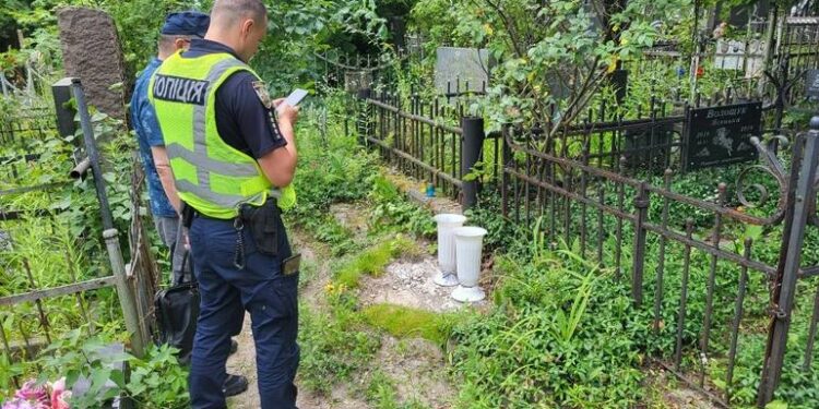 Вандали пошкодили могилу Міхновського