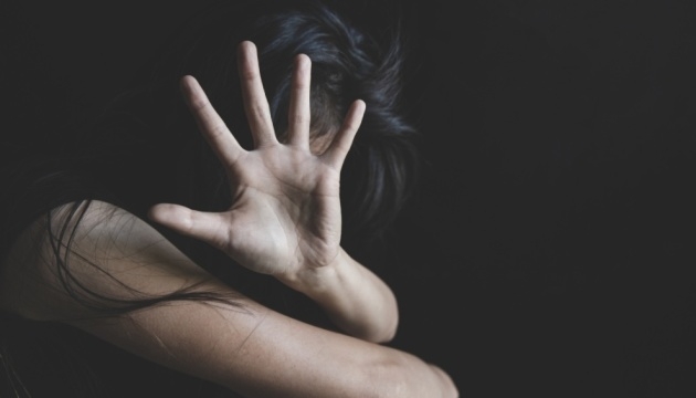 У столиці дорослий чоловік зґвалтував дівчину