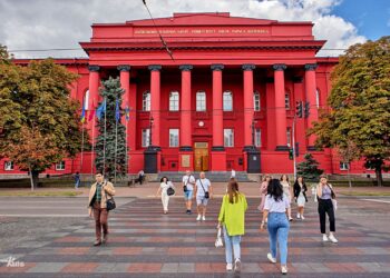 Червоний корпус КНУ Шевченка. Фото Ярослав Храмов