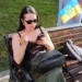 Експосадовиця показує середнього пальця під час Гімну України