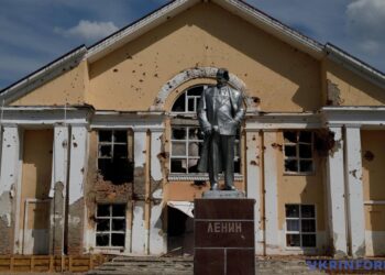 Пам'ятник Леніну в Суджі. Фото Укрінформ