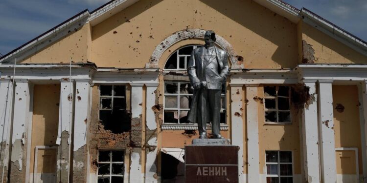 Пам'ятник Леніну в Суджі. Фото Укрінформ