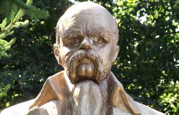 Перероблений пам'ятник Шевченка замість Леніна. Фото Суспільного