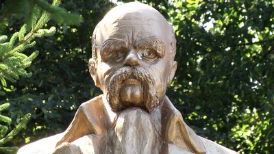 Перероблений пам'ятник Шевченка замість Леніна. Фото Суспільного