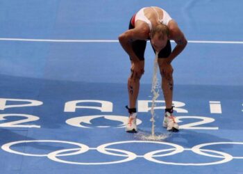 Спортсмен після запливу у Сені