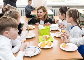 Зеленський пообіцяв безкоштовне харчування всіх учнів