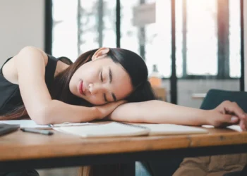 Денний сон на роботі. Ілюстрація scmp