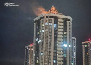На Київщині внаслідок атаки дронів загорівся дах багатоквартирного будинку. Фото ДСНС