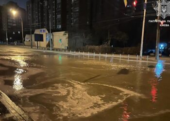Прорив труби у столиці. Фото Нацполіція