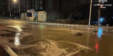 Прорив труби у столиці. Фото Нацполіція