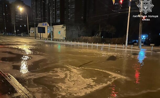 Прорив труби у столиці. Фото Нацполіція