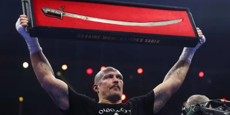 Усик тримає над головою шаблю Івана Мазепи