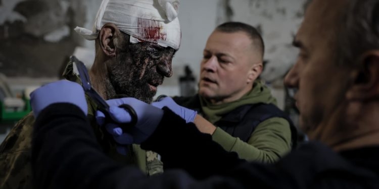 Під вогнем ворога медики 24-ї ОМБр рятують героїв