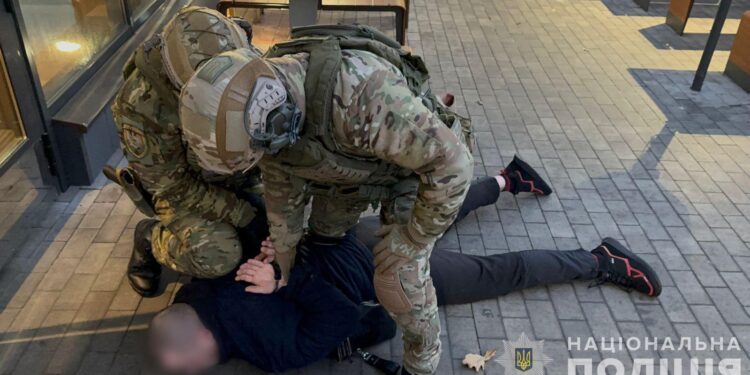 Підозри фігурантам щодо переправляння за кордон