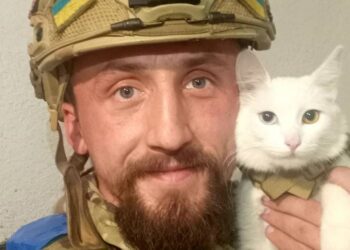 Військовослужбовець 105 окремої територіальної бригади ЗСУ Михайло та кішка Зефірка. 105 окрема бригада тероборони ЗСУ