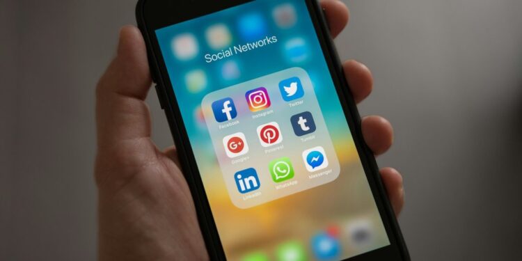 У Києві чоловік вкрав мобілку у 10-річної дівчинки