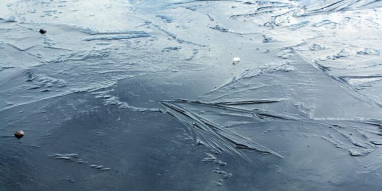 По кризі у Києві гуляла жінка з візочком