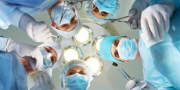 Синдром Рапунцель: львівські хірурги врятували підлітка від 35-сантиметрового трихобезоару