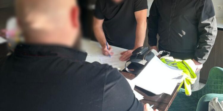 Викрили посадовця на незаконній схемі ухилення від мобілізації