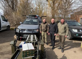 Сергій Надал на фронті передав воїнам автомайстерню