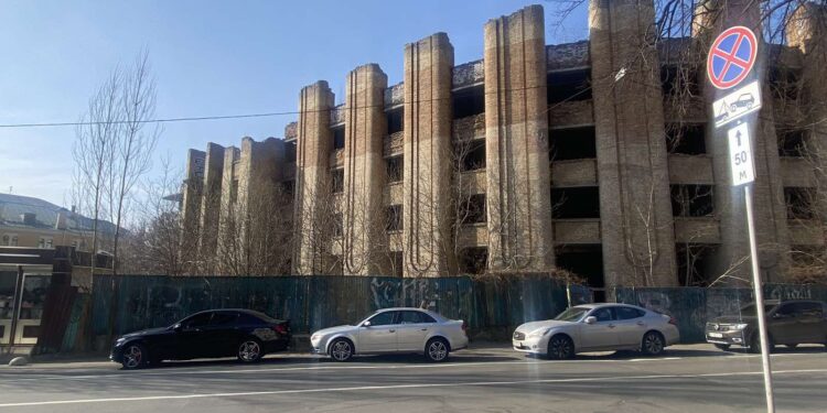 У Києві з молотка пускають довгобуд