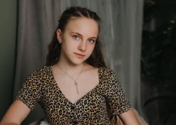 Потрапила в прийомну родину у 4 роки