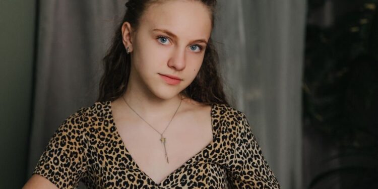 Потрапила в прийомну родину у 4 роки