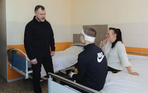 Міністр Ігор Клименко провідав юного Героя