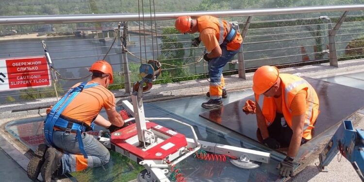 На мосту Кличка замінили скло