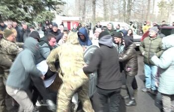 Народний гнів викинув директора лікарні у смітник