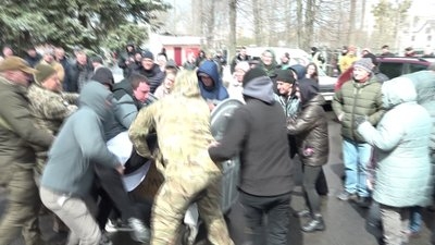 Народний гнів викинув директора лікарні у смітник