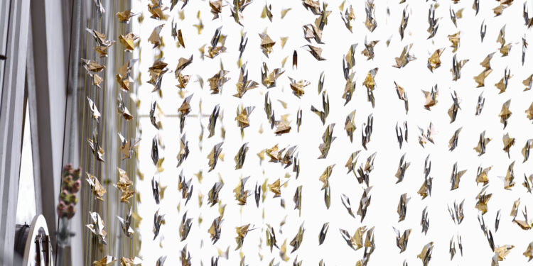 П'ять тисяч паперових птахів злетіли на фасад