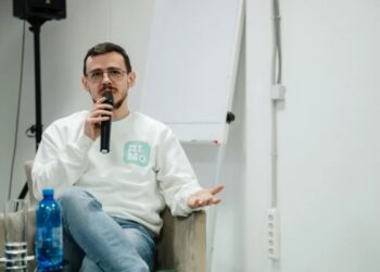 Виріс у дитячому будинку і став успішним інженером