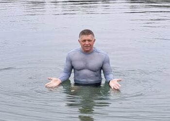 Прем'єр Фіцо з пафосом пірнув у річку