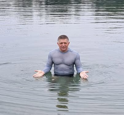 Прем'єр Фіцо з пафосом пірнув у річку