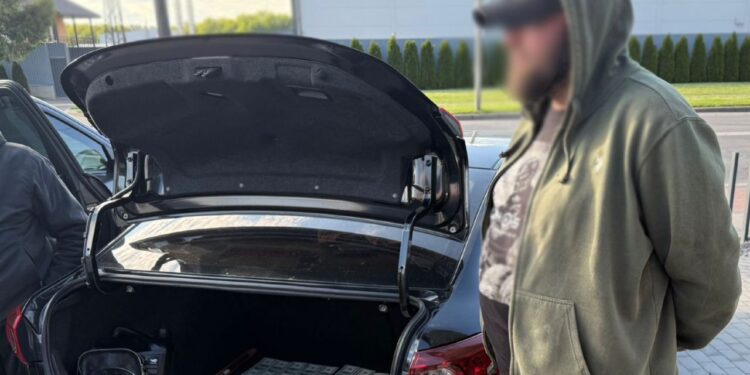 Псевдоблагодійник заробляв на організації перетину кордону