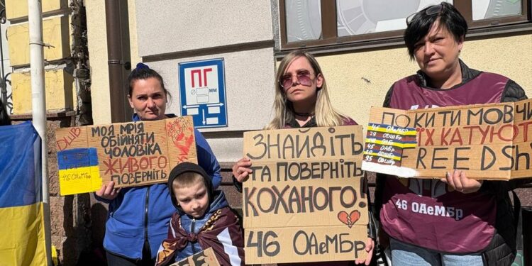 Близькі десантників об'єдналися за повернення рідних