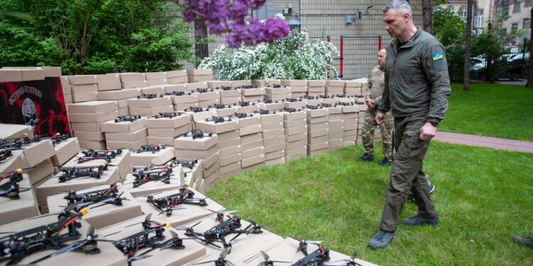Кличко передав від столичної громади велику партію дронів 72 бригаді на найгарячіший напрямок на Донбасі
