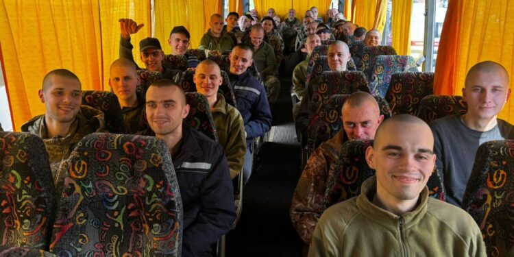 205 українських Захисників повертаються додому після російського полону