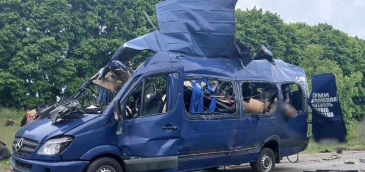 Російська армія обстріляла автобус на Сумщині