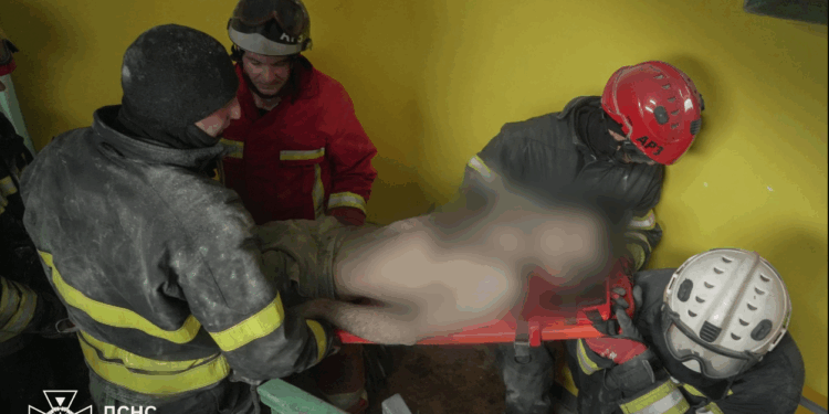 Рятувальники визволили громадянина з вентиляції багатоповерхівки