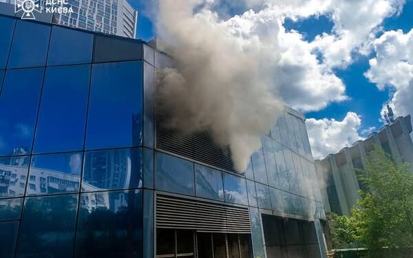 У Києві горіла недобудова